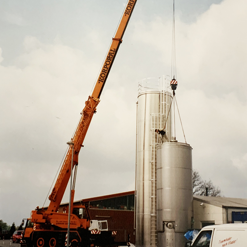 Bruno Gelato Installation der Siloanlage für Milch und Zucker